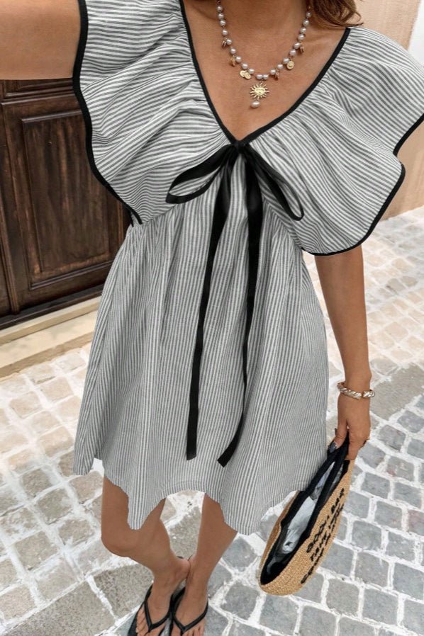 Beatrice Gestreiftes V-Ausschnitt-Rüschen-Minikleid