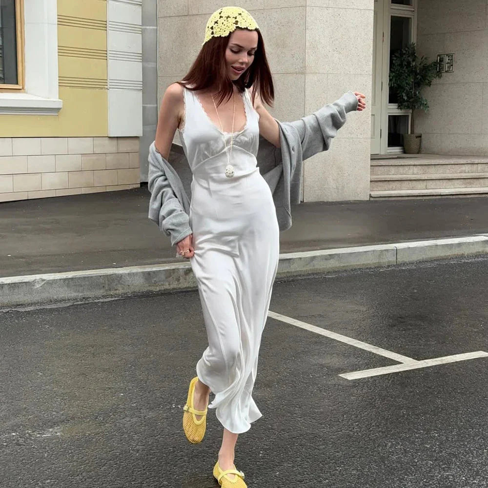 Bell Satin-Midikleid mit tiefem Ausschnitt