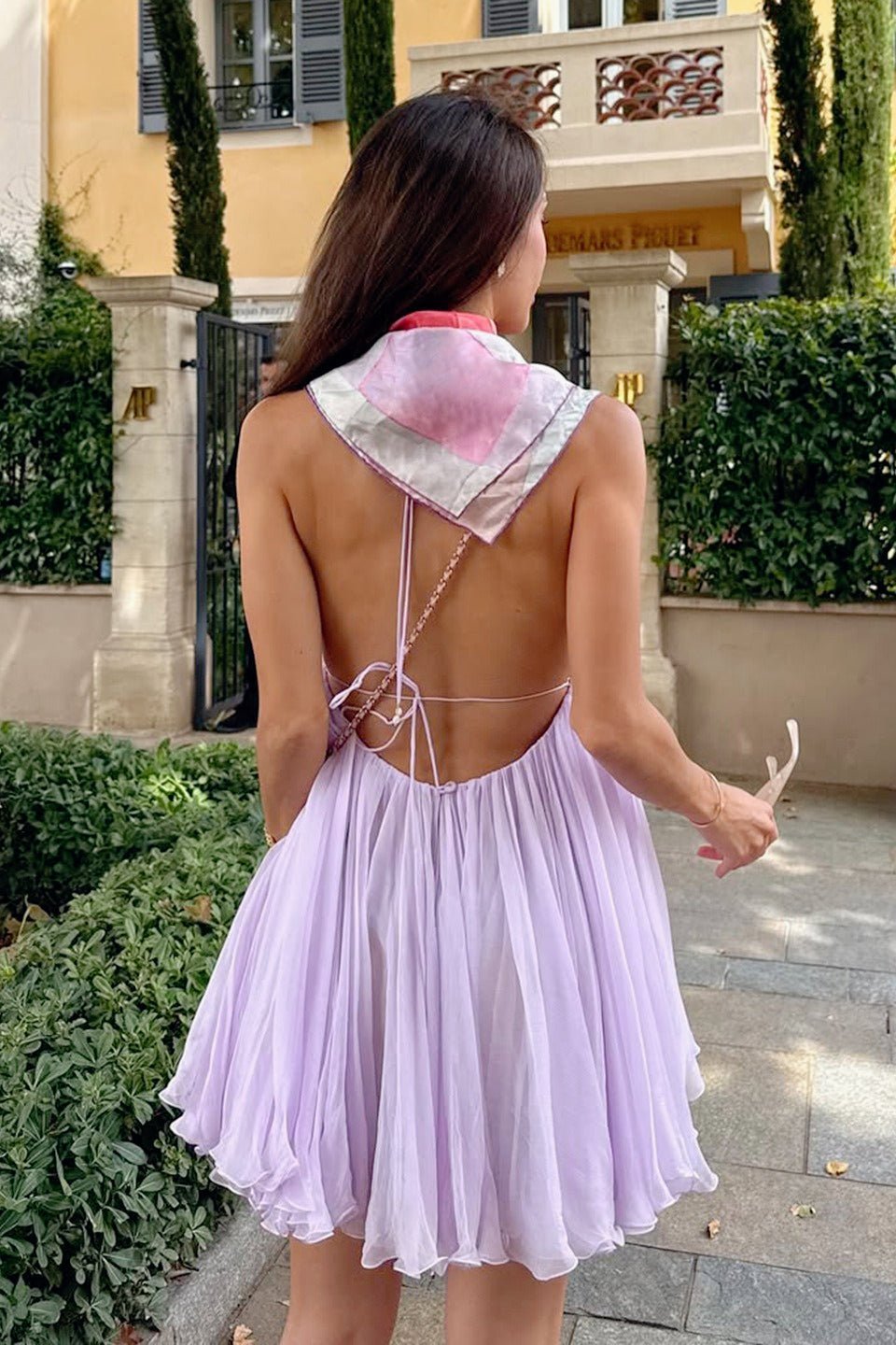 Tiefausgeschnittenes Rückenfreies Minikleid