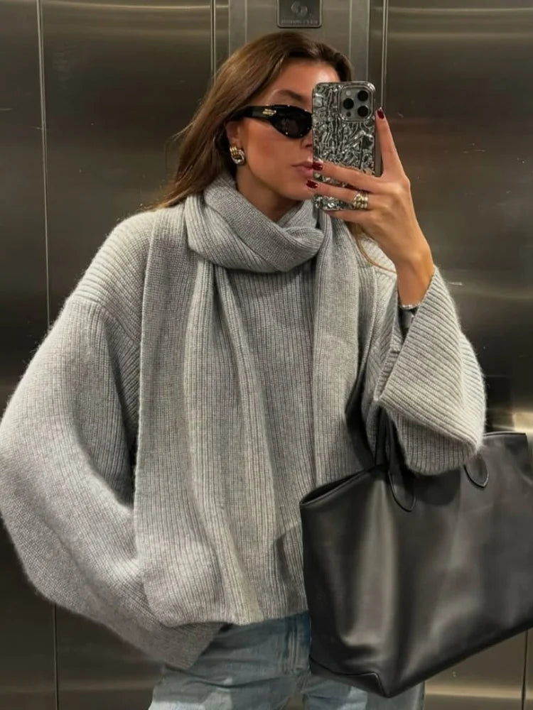 Locker Strickpullover mit Schal