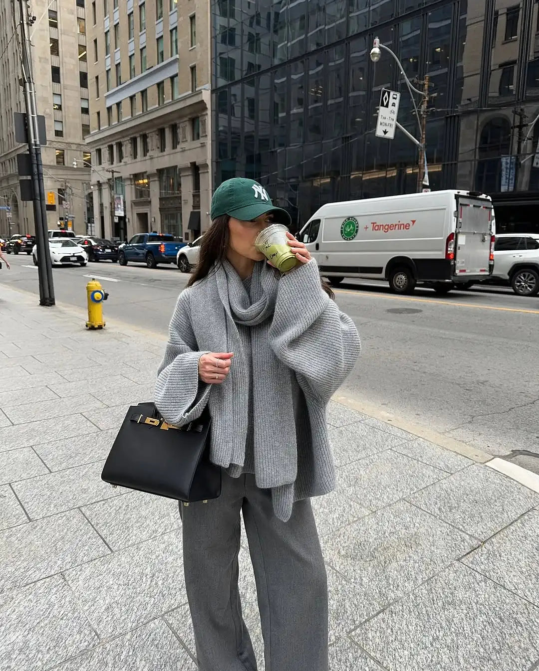 Locker Strickpullover mit Schal