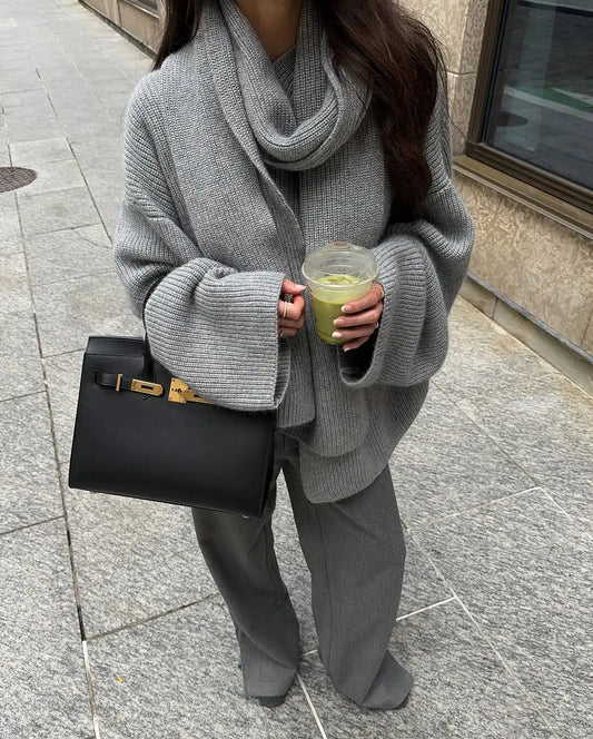 Locker Strickpullover mit Schal