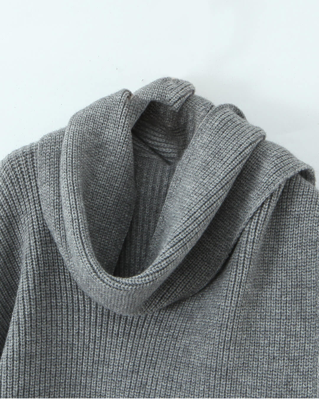 Locker Strickpullover mit Schal
