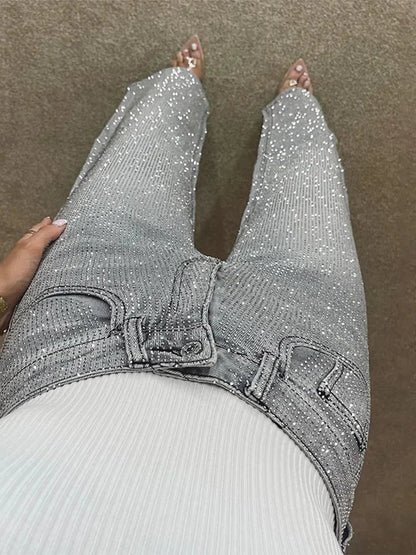 Eliana Weitbein-Jeanshose mit Strasssteinen