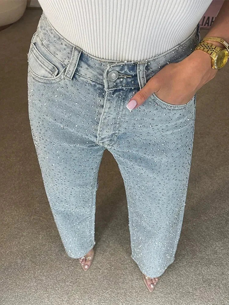 Eliana Weitbein-Jeanshose mit Strasssteinen