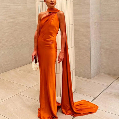 Beatrice Neckholder rückenfreies Seidensatin-Maxikleid