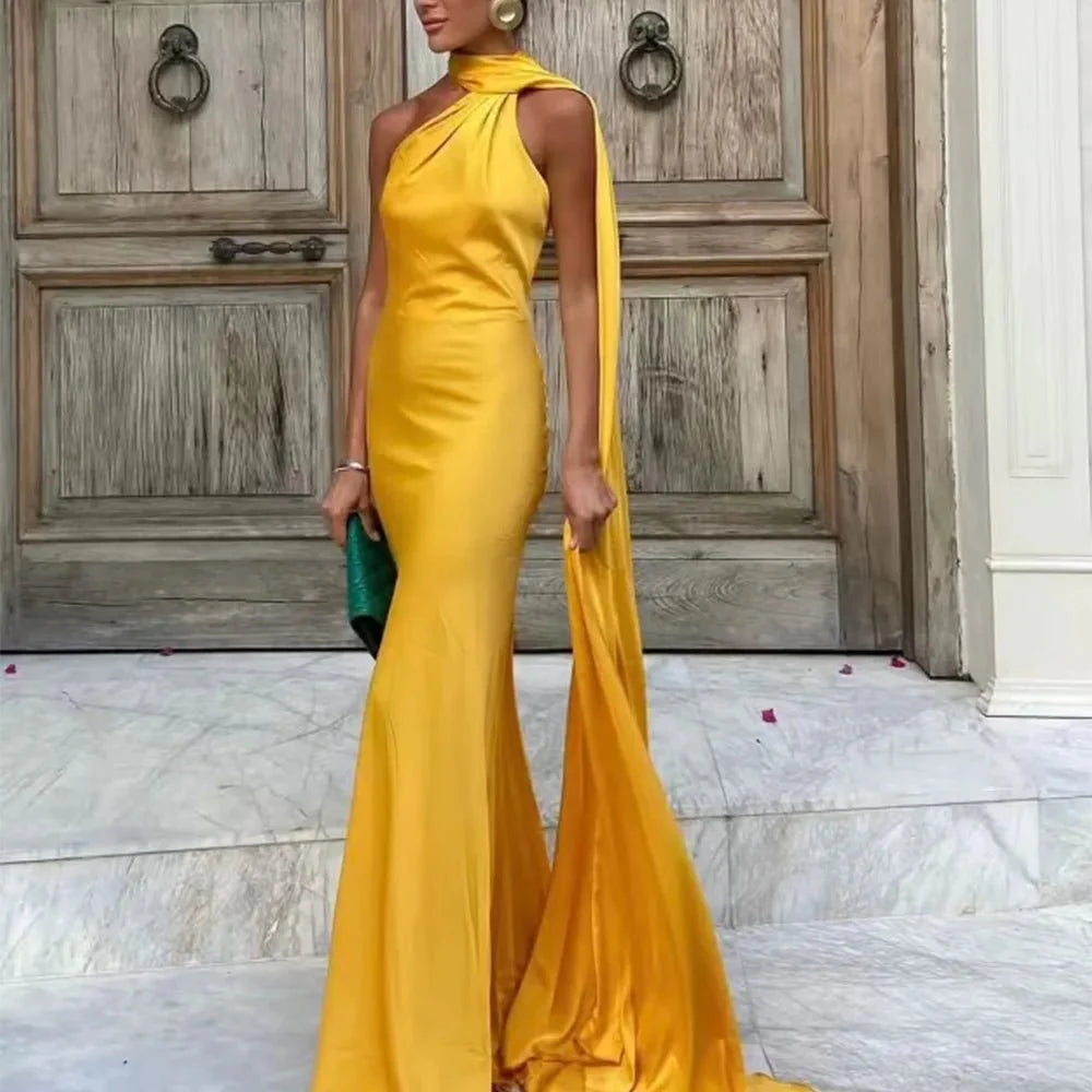 Beatrice Neckholder rückenfreies Seidensatin-Maxikleid