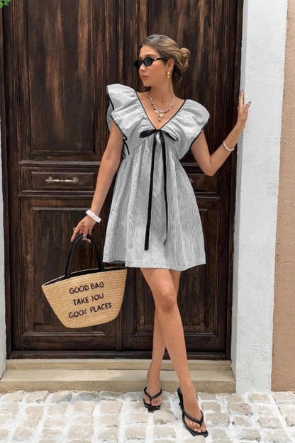 Beatrice Gestreiftes V-Ausschnitt-Rüschen-Minikleid