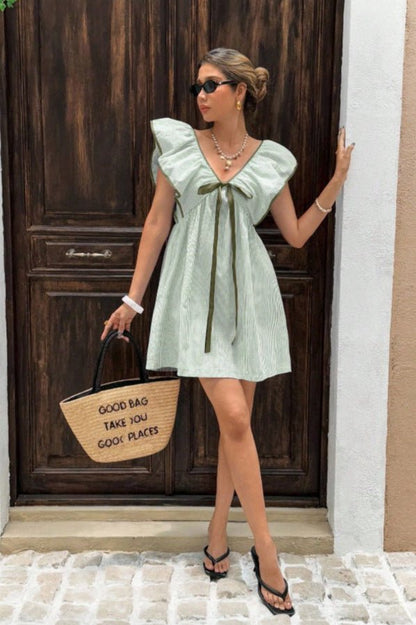 Beatrice Gestreiftes V-Ausschnitt-Rüschen-Minikleid