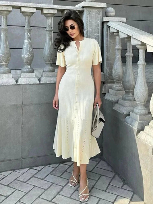 Bianca Midikleid aus Plissé-Strick mit Trompetenärmeln