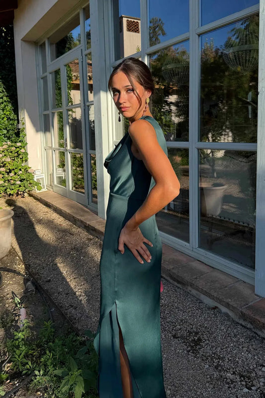 Bianca Satinkleid mit Wasserfallausschnitt und Maxi-Länge