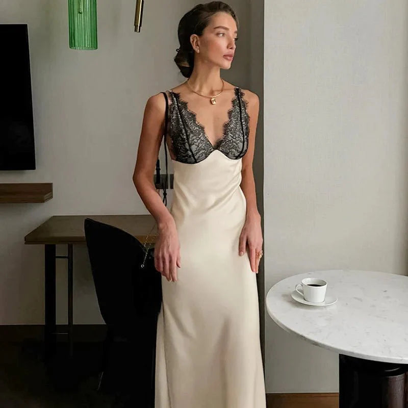 Abendkleid mit V-Ausschnitt und Spitzen-Patchwork