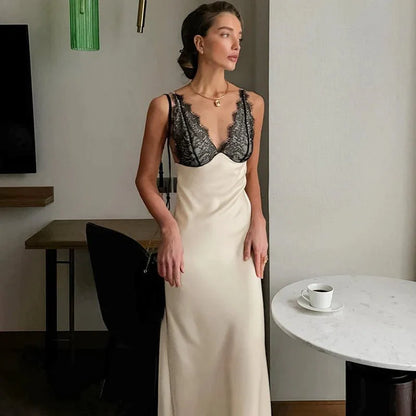 Abendkleid mit V-Ausschnitt und Spitzen-Patchwork