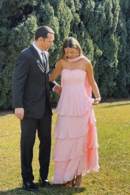 Trägerloses Maxikleid mit Falten und Stufen