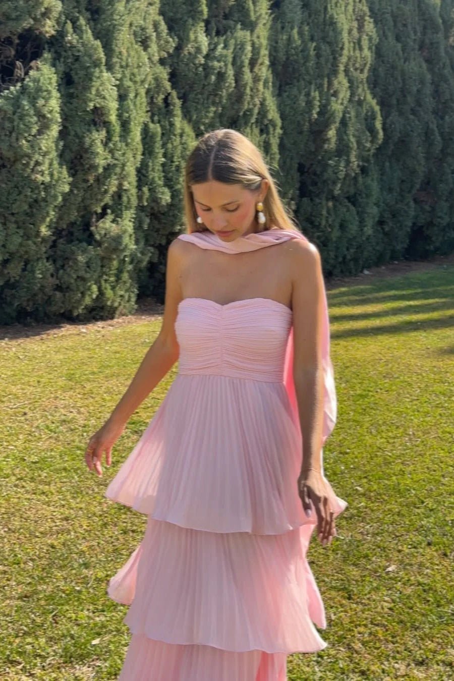 Trägerloses Maxikleid mit Falten und Stufen