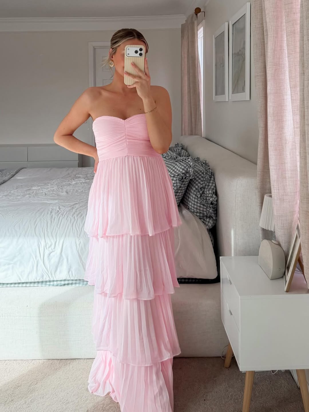 Trägerloses Maxikleid mit Falten und Stufen