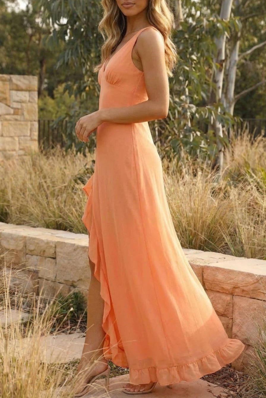 Ärmelloses Maxikleid mit Rüschen und Schlitz