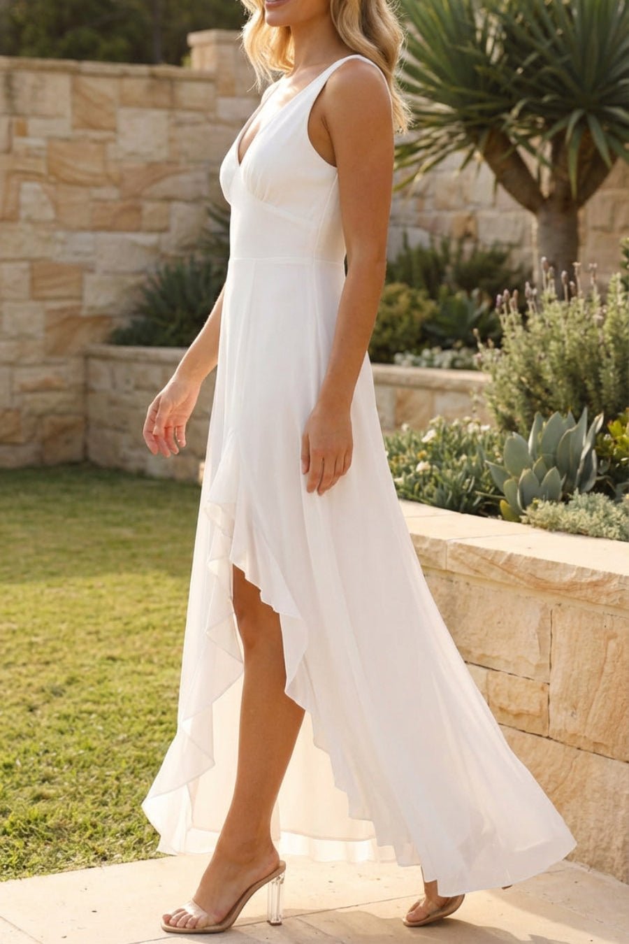 Ärmelloses Maxikleid mit Rüschen und Schlitz