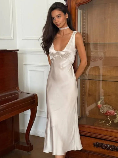 Satin-Midi-Kleid mit tiefem Ausschnitt