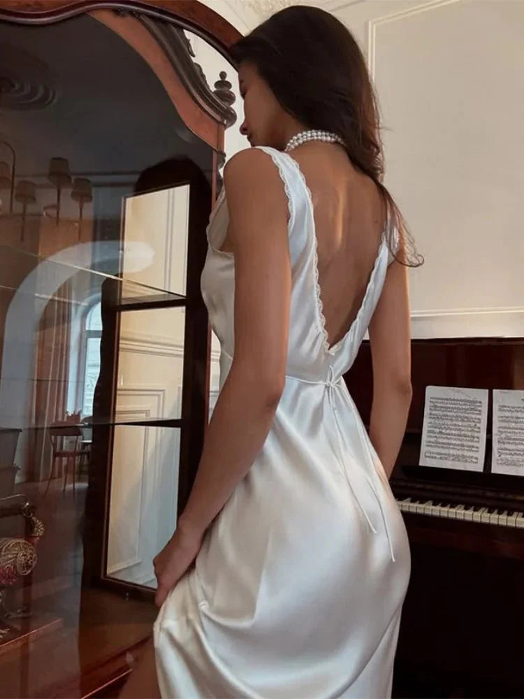Satin-Midi-Kleid mit tiefem Ausschnitt