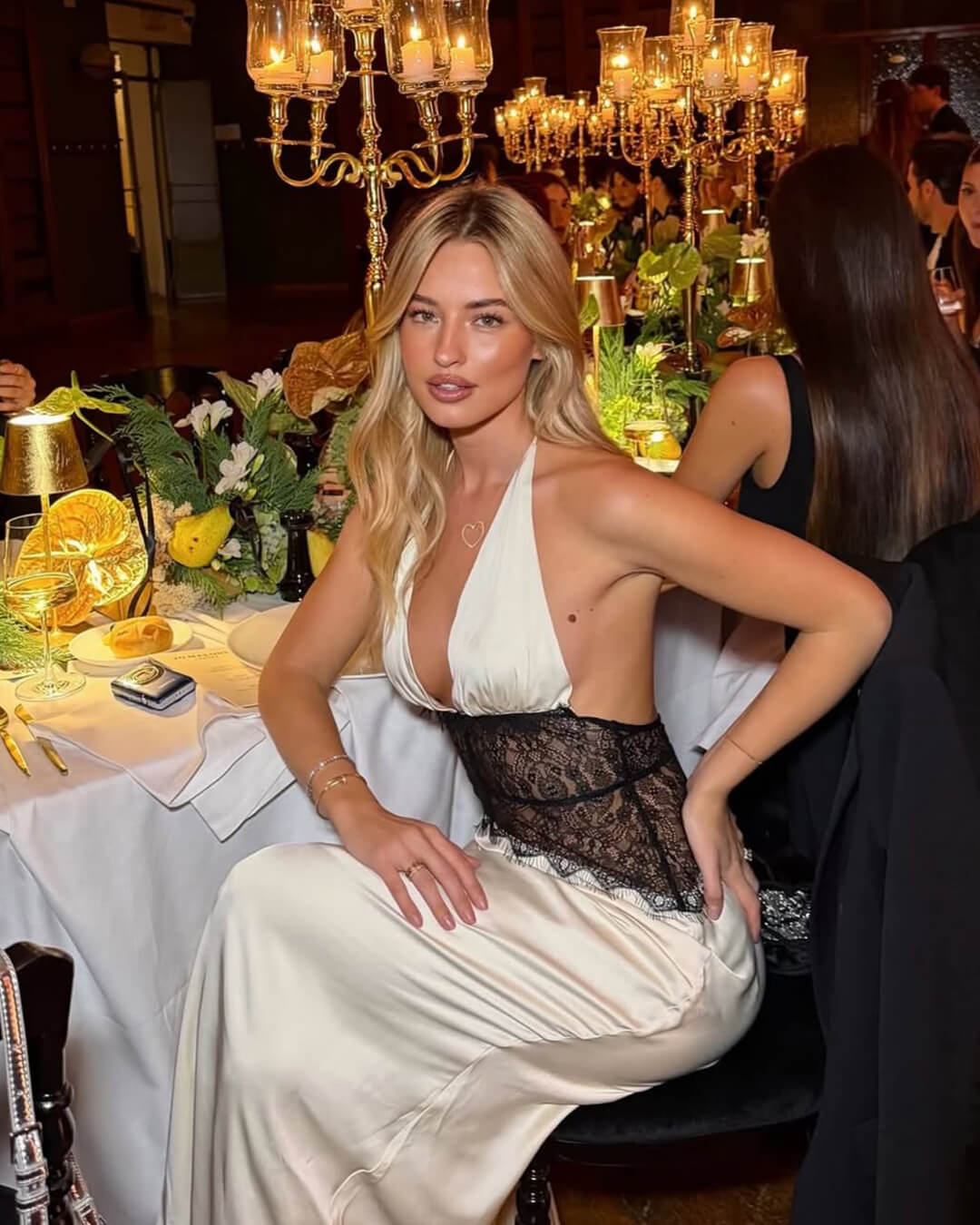 Spitzenkleid mit Taillenschnürung und Rückenfrei