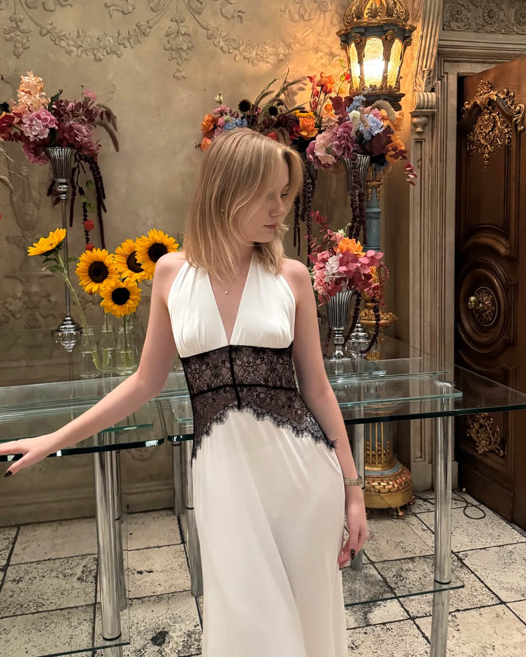 Spitzenkleid mit Taillenschnürung und Rückenfrei