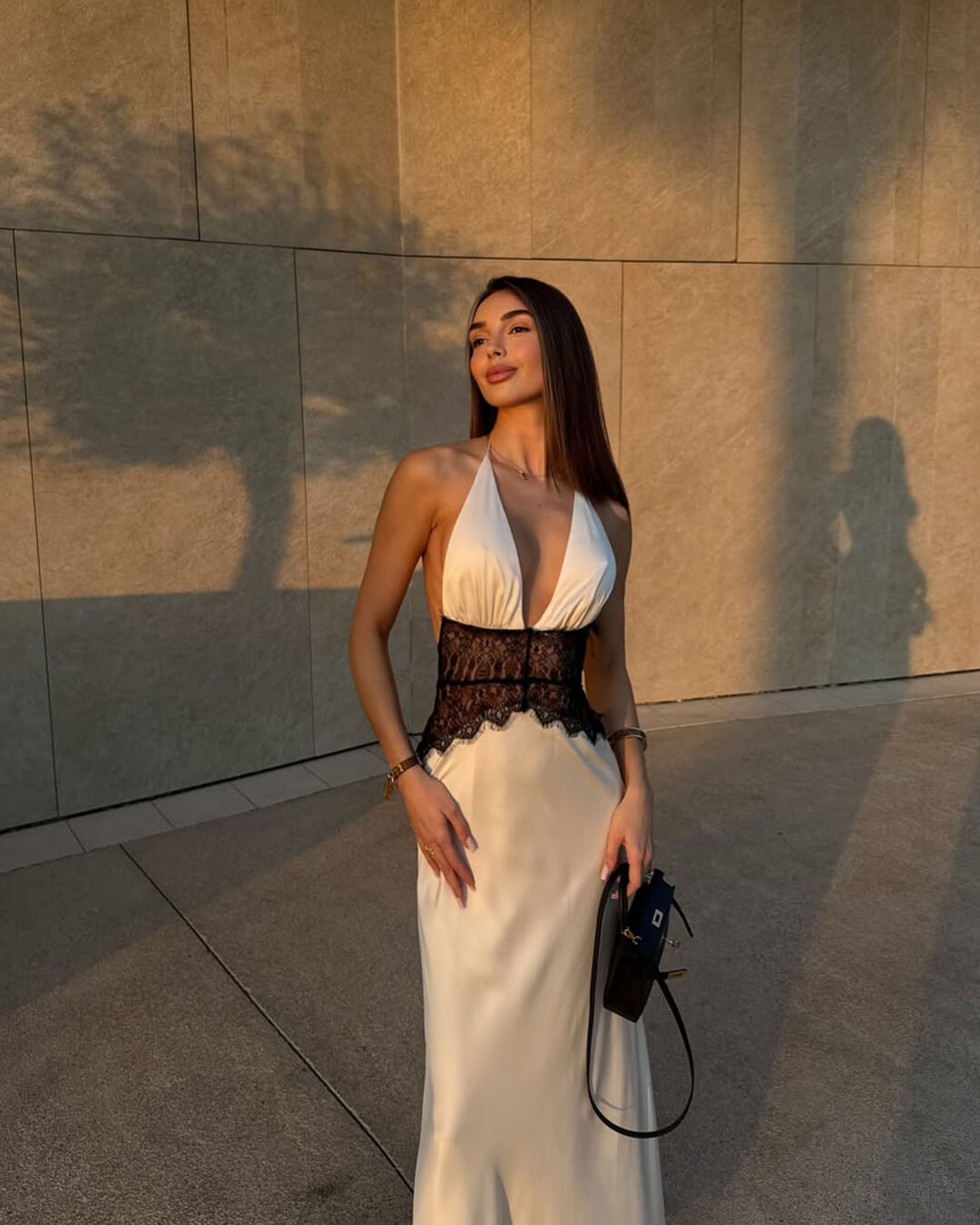 Spitzenkleid mit Taillenschnürung und Rückenfrei