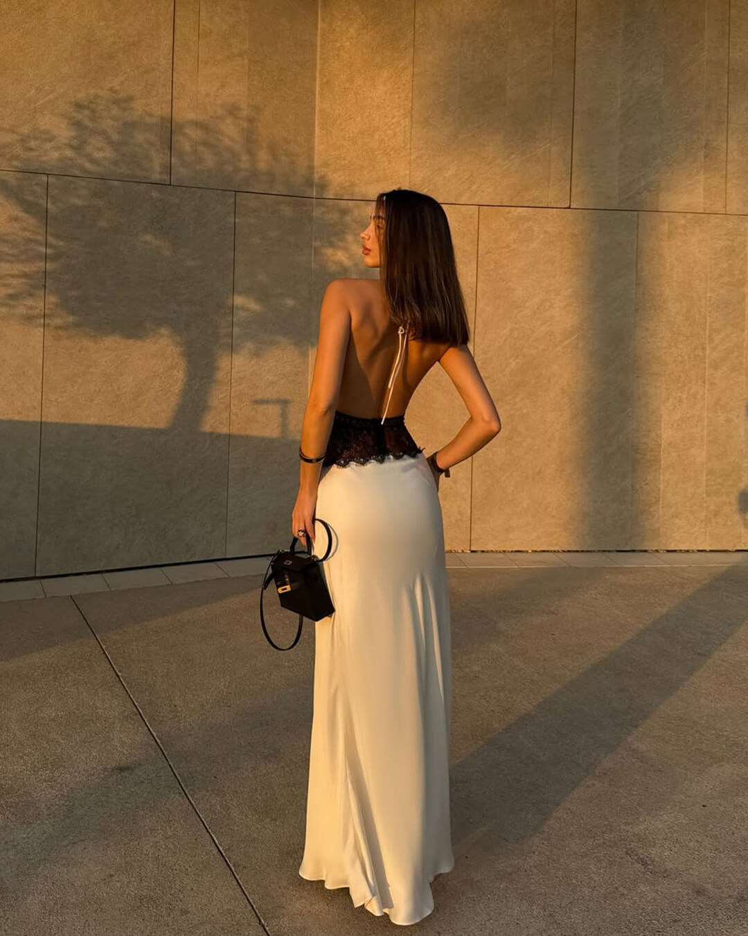 Spitzenkleid mit Taillenschnürung und Rückenfrei
