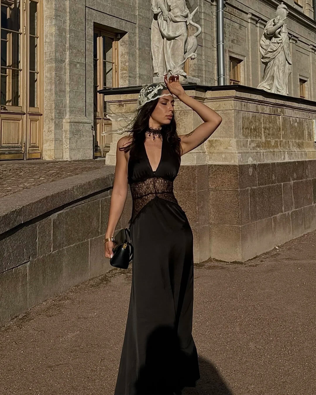 Spitzenkleid mit Taillenschnürung und Rückenfrei
