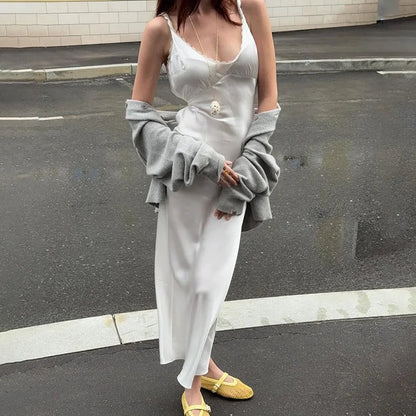 Bell Satin-Midikleid mit tiefem Ausschnitt