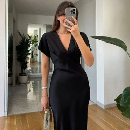Satin-Midikleid mit V-Ausschnitt