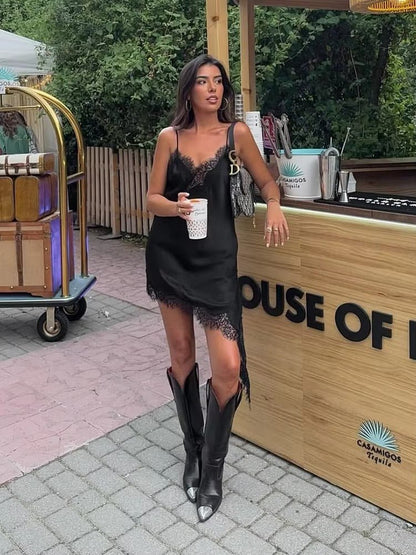 Asymmetrisches Satin-Minikleid