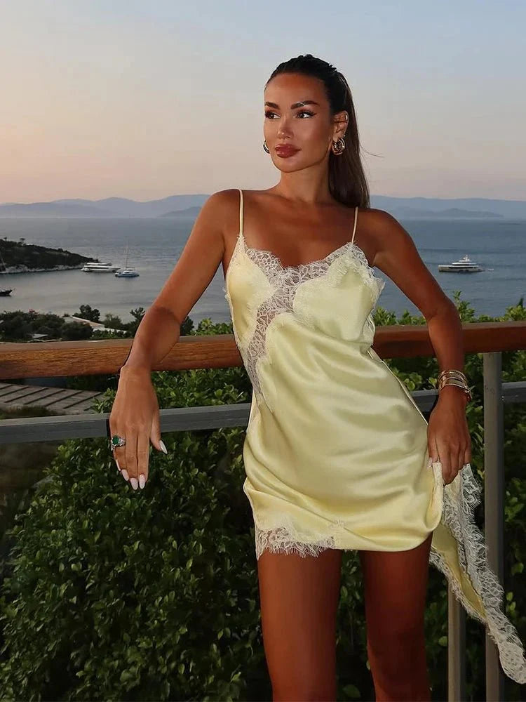 Asymmetrisches Satin-Minikleid