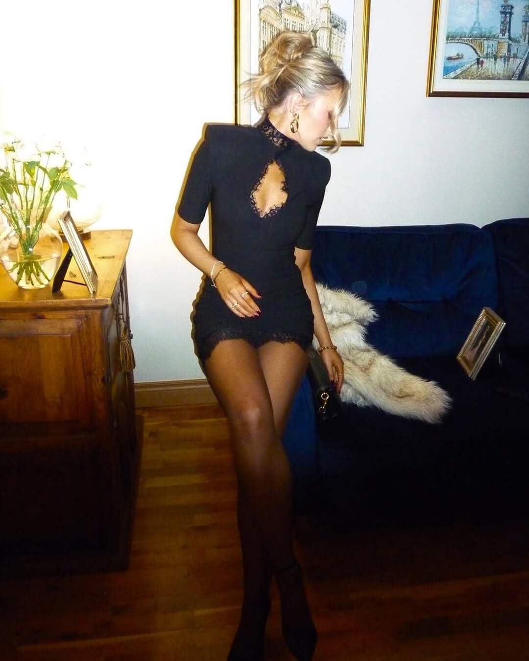 Spitzen-Minikleid mit hohem Kragen