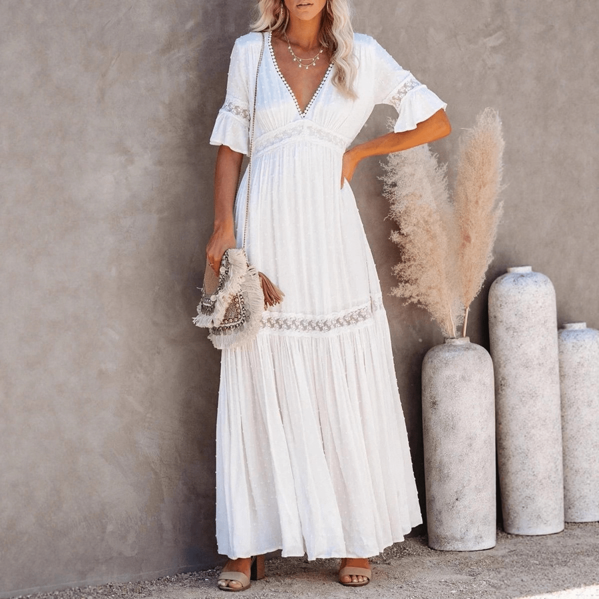 Amy Spitzen-Midikleid mit V-Ausschnitt