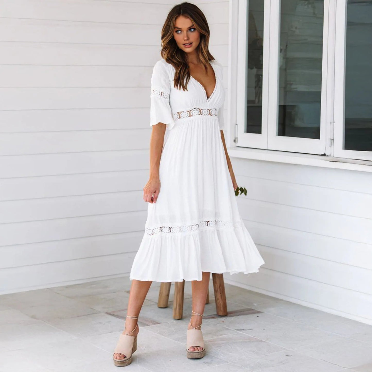Amy Spitzen-Midikleid mit V-Ausschnitt