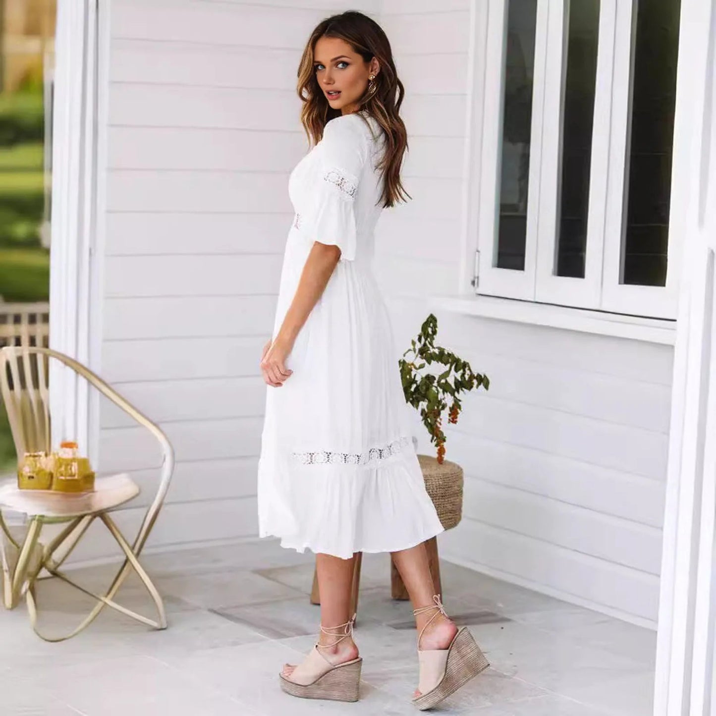 Amy Spitzen-Midikleid mit V-Ausschnitt