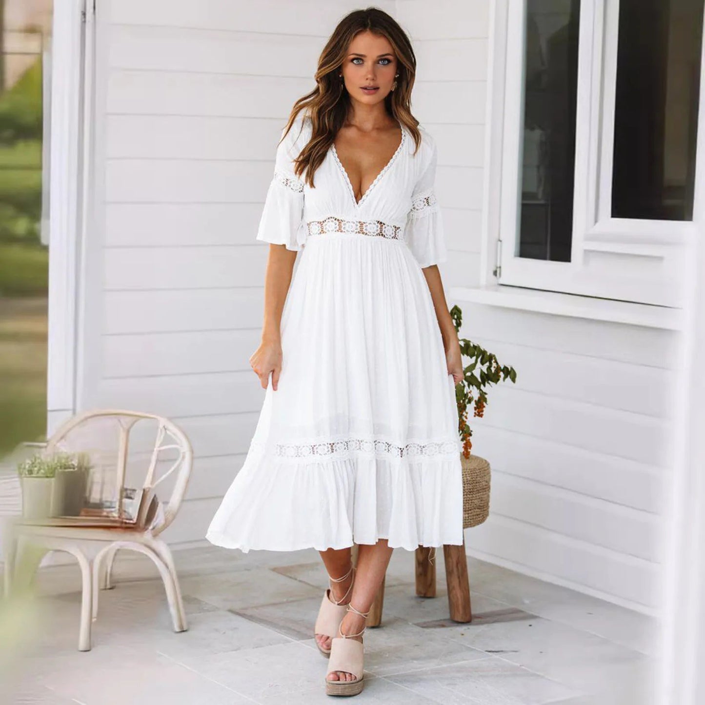 Amy Spitzen-Midikleid mit V-Ausschnitt
