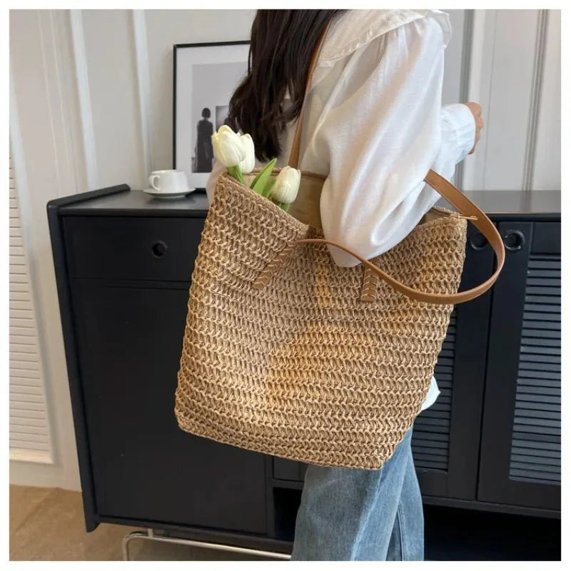 Strandtasche aus geflochtenem Stroh