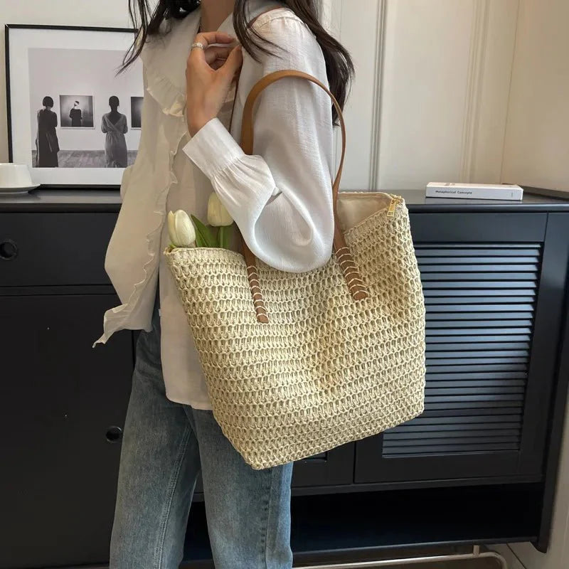 Strandtasche aus geflochtenem Stroh