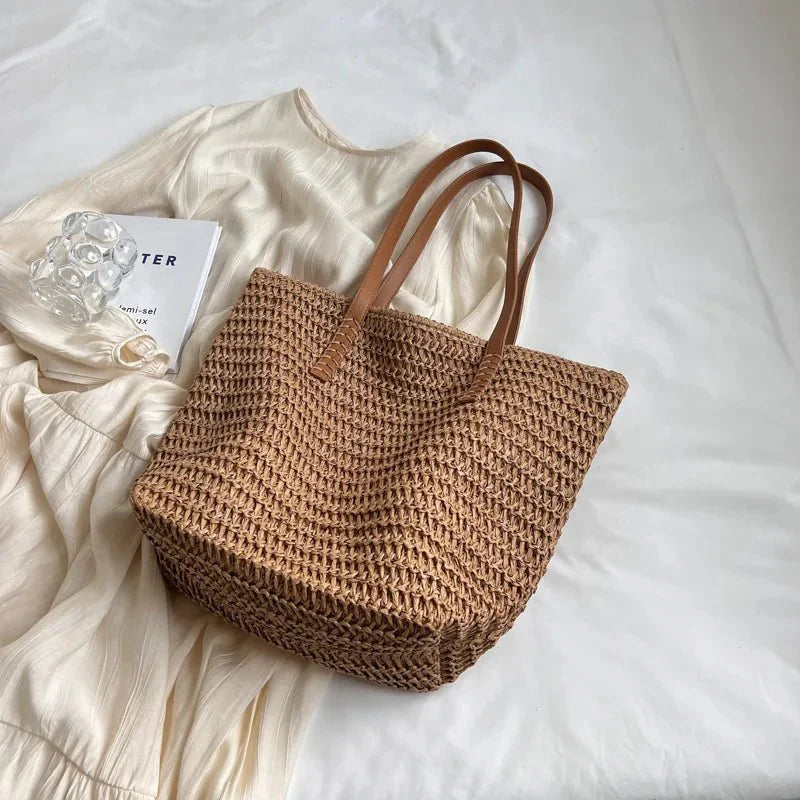 Strandtasche aus geflochtenem Stroh
