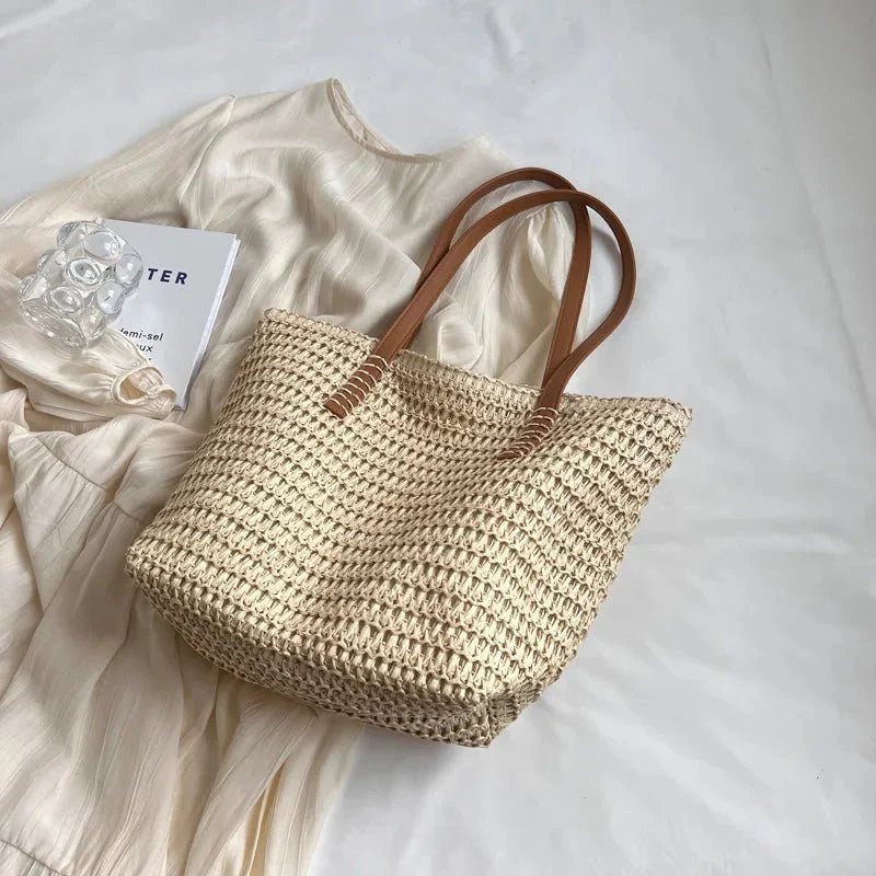 Strandtasche aus geflochtenem Stroh