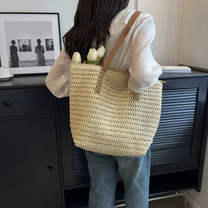 Strandtasche aus geflochtenem Stroh