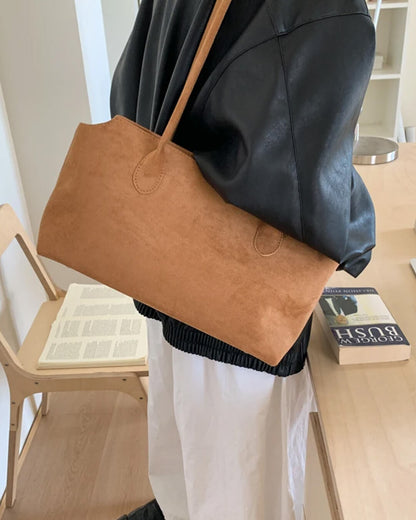 Claudine Schultertasche aus Kunstvelours