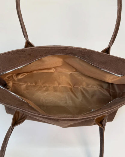 Claudine Schultertasche aus Kunstvelours