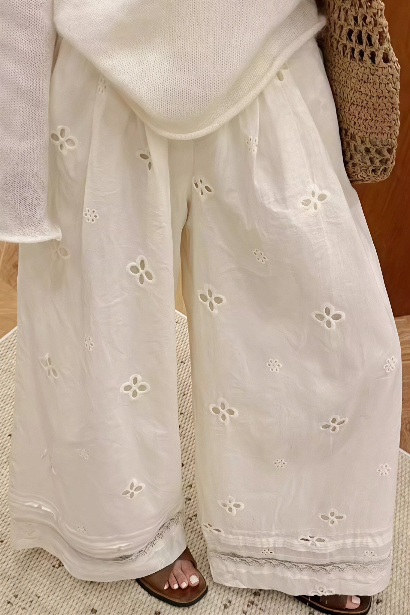Bianca Spitzenhose mit Cut-outs und weitem Bein