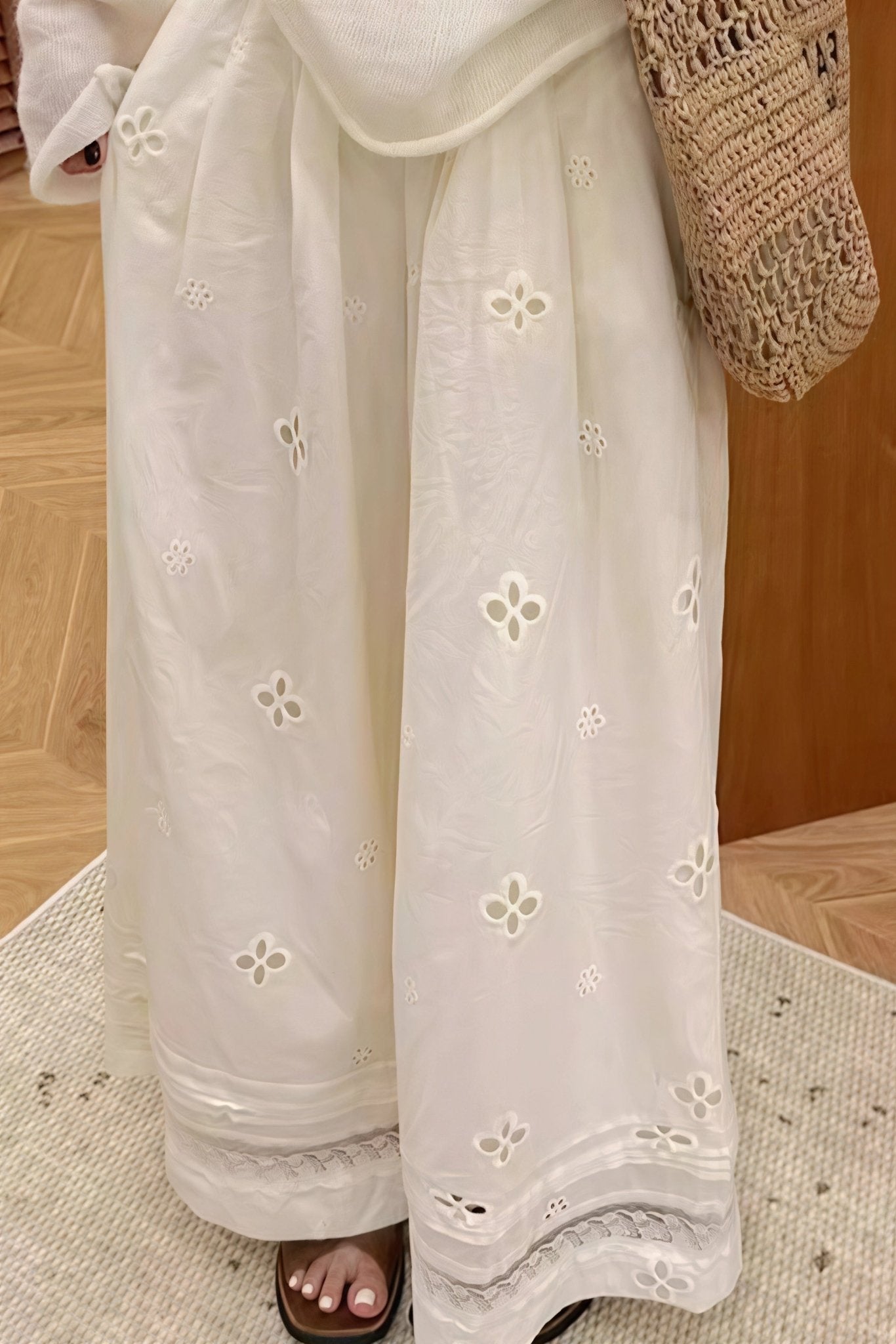 Bianca Spitzenhose mit Cut-outs und weitem Bein