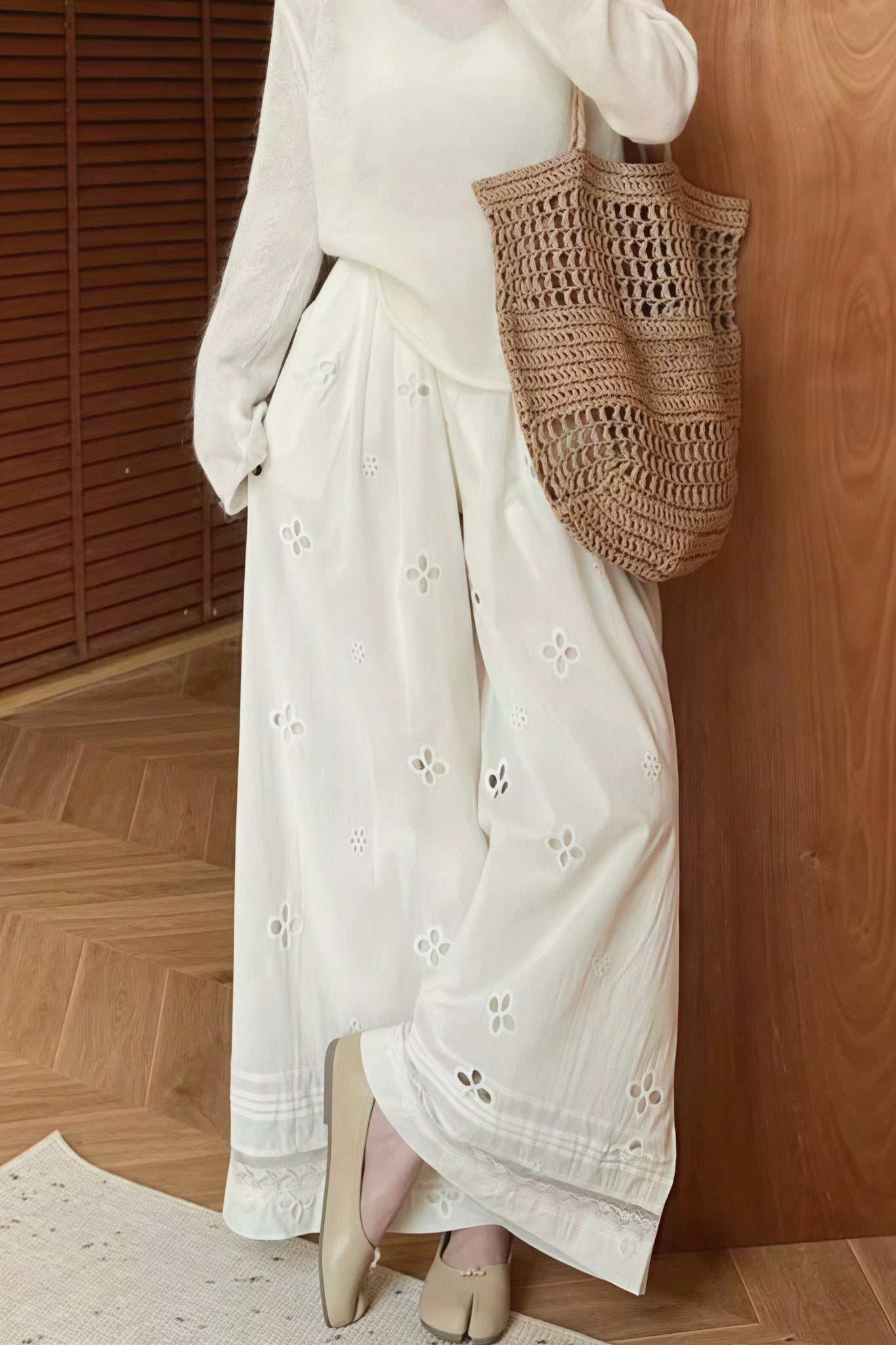 Bianca Spitzenhose mit Cut-outs und weitem Bein